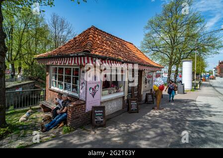 Eisdiele auf der Straße - STADT LÜBECK, DEUTSCHLAND - 10. MAI 2021 Stockfoto