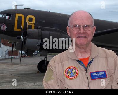 12. Juni 2021, New York, New York, USA: Farmingdale, NY, 12. Juni 2021 --, die American Airpower Museumâ €™s WWII Douglas C-47 Skytrain Truppentransporter gibt einen unvergesslichen Flug Erfahrung zu feiern, den Beginn des Sommers und eine Rückkehr zur Normalität von der Covid 19 Pandemie. .wo Reenactors Sie in einem original WWII C-47 aufnehmen, um einen Eindruck davon zu bekommen, was die Fallschirmjäger der 101. Und 82. Luftlandedivision bei ihrem unglaublichen 1,200-Flugzeug D-Day Angriff fühlten. (Bild: © Bruce Cotler/ZUMA Wire) Stockfoto