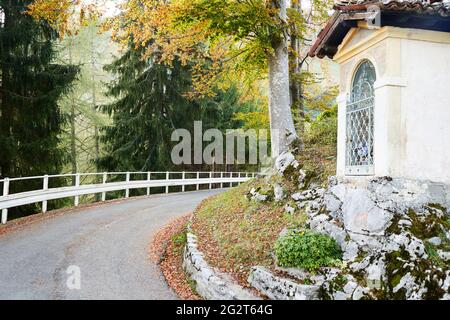 Malerische Alpen Herbstlandschaft, Serpentinenstraße in der Lombardei, Italien. Farbenfrohe Herbstszene Stockfoto