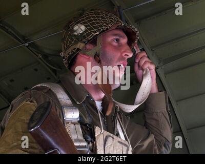 12. Juni 2021, New York, New York, USA: Farmingdale, NY, 12. Juni 2021 --, die American Airpower Museumâ €™s WWII Douglas C-47 Skytrain Truppentransporter gibt einen unvergesslichen Flug Erfahrung zu feiern, den Beginn des Sommers und eine Rückkehr zur Normalität von der Covid 19 Pandemie. .wo Reenactors Sie in einem original WWII C-47 aufnehmen, um einen Eindruck davon zu bekommen, was die Fallschirmjäger der 101. Und 82. Luftlandedivision bei ihrem unglaublichen 1,200-Flugzeug D-Day Angriff fühlten. (Bild: © Bruce Cotler/ZUMA Wire) Stockfoto