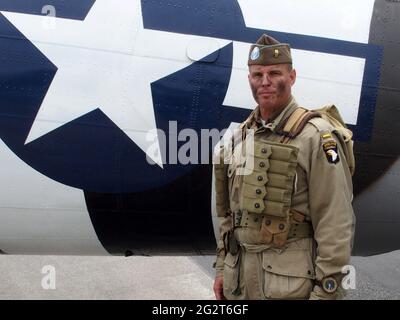 12. Juni 2021, New York, New York, USA: Farmingdale, NY, 12. Juni 2021 --, die American Airpower Museumâ €™s WWII Douglas C-47 Skytrain Truppentransporter gibt einen unvergesslichen Flug Erfahrung zu feiern, den Beginn des Sommers und eine Rückkehr zur Normalität von der Covid 19 Pandemie. .wo Reenactors Sie in einem original WWII C-47 aufnehmen, um einen Eindruck davon zu bekommen, was die Fallschirmjäger der 101. Und 82. Luftlandedivision bei ihrem unglaublichen 1,200-Flugzeug D-Day Angriff fühlten. (Bild: © Bruce Cotler/ZUMA Wire) Stockfoto