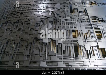 Teile des Abfalls nach der Bearbeitung auf einer Laser-cnc-Maschine. Metallschrott. Metallrückstände nach dem Laserschneiden Stockfoto