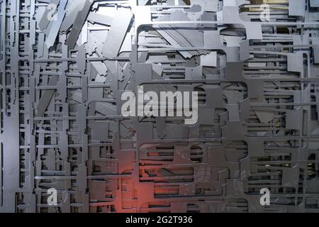 Teile des Abfalls nach der Bearbeitung auf einer Laser-cnc-Maschine. Metallschrott. Metallrückstände nach dem Laserschneiden Stockfoto