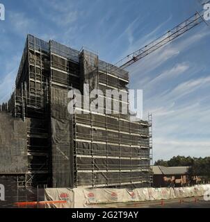 Gosford, NSW, Australien - 2. Mai 2021: Bauarbeiten im obersten Stockwerk für den Bau von neuen sozialen Wohnbauten bei 56-58 Beane. Foto des Fortschritts des St.-Gebäudes Stockfoto