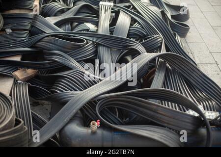 Kühlsystem für Eislaufbahnen. Ein System aus flexiblen Schläuchen für die Kühlung des Eises. Demontage des Eisstadions. Stockfoto