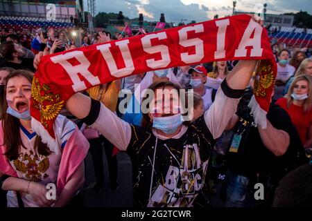 Moskau, Russland. 12. Juni 2021 Russische Frauen mit Gesichtsmasken unterstützen die russische Fußballnationalmannschaft während des UEFA Euro 2020 Gruppe B-Spiels zwischen Belgien und Russland in der Fanzone im Luzhniki-Stadion in Moskau, Russland Stockfoto