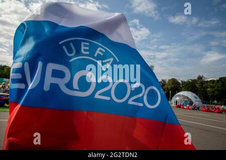 Moskau, Russland. 12. Juni 2021 Russischer Fußballfan besucht die Fanzone, in der das UEFA Euro 2020-Spiel der Gruppe B zwischen Belgien und Russland in der Nähe des Luschniki-Stadions in Moskau, Russland, übertragen wird Stockfoto