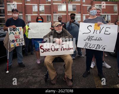 Boston, Massachusetts, USA, 12. Juni 2021. Etwa 75 Einwohner und Unterstützer demonstrierten vor dem 147 Einheiten fassenden Wohngebäude Forbes in der Jamaica Plain in in Boston. Das Gebäude hat eine große Anzahl von älteren und behinderten Mietern und der Gebäudeeigner hat sich geweigert, eine Vereinbarung zu unterzeichnen, die Wohnungen für einkommensschwache Mieter erhalten würde. Quelle: Chuck Nacke/Alamy Live News Stockfoto