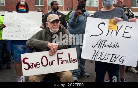 Boston, Massachusetts, USA, 12. Juni 2021. Etwa 75 Einwohner und Unterstützer demonstrierten vor dem 147 Einheiten fassenden Wohngebäude Forbes in der Jamaica Plain in in Boston. Das Gebäude hat eine große Anzahl von älteren und behinderten Mietern und der Gebäudeeigner hat sich geweigert, eine Vereinbarung zu unterzeichnen, die Wohnungen für einkommensschwache Mieter erhalten würde. Stockfoto