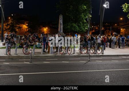Cork, Irland. Juni 2021. Der Gardai zerstreut große Menschenmassen, die sich auf der Grand Parade in Cork, Irland, versammelten. Große Menschenmengen versammelten sich heute auf den Straßen von Cork, um die Sonne und die Atmosphäre zu genießen. Viele dieser Menschenmengen blieben bis zur nächtlichen Sauferei und Geselligkeit auf den Straßen, bis sie von Mitgliedern des gardai zerstreut wurden, als die Pubs und Restaurants der Stadt sich der Einhaltung der Regierungsrichtlinien anfingen. Kredit: Damian Coleman/Alamy Live Nachrichten Stockfoto