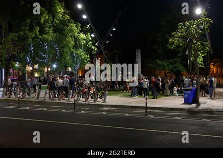 Cork, Irland. Juni 2021. Der Gardai zerstreut große Menschenmassen, die sich auf der Grand Parade in Cork, Irland, versammelten. Große Menschenmengen versammelten sich heute auf den Straßen von Cork, um die Sonne und die Atmosphäre zu genießen. Viele dieser Menschenmengen blieben bis zur nächtlichen Sauferei und Geselligkeit auf den Straßen, bis sie von Mitgliedern des gardai zerstreut wurden, als die Pubs und Restaurants der Stadt sich der Einhaltung der Regierungsrichtlinien anfingen. Kredit: Damian Coleman/Alamy Live Nachrichten Stockfoto
