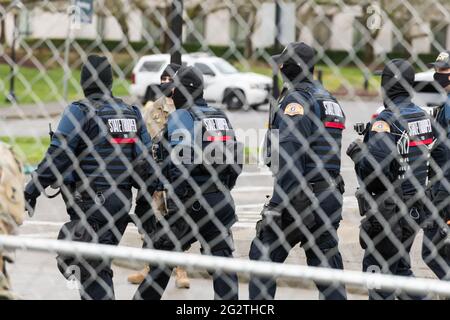 Olympia, USA. Januar 2021. Staatstroopers im State Capitol während der Weigerung, zum Schweigen gebracht zu werden bewaffneter Marsch auf das Capitol. Stockfoto