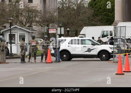 Olympia, USA. Januar 2021. Nationalgarde vor dem Kapitol während der Weigerung, zum Schweigen gebracht zu werden bewaffneter Marsch auf dem Kapitol. Stockfoto