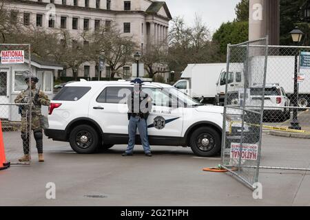 Olympia, USA. Januar 2021. Nationalgarde vor dem Kapitol während der Weigerung, zum Schweigen gebracht zu werden bewaffneter Marsch auf dem Kapitol. Stockfoto