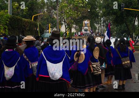 Die Misak-Ureinwohner übernehmen den Platz „Monumento a los Reyes Catolicos“. Auf diesem speziellen Platz befanden sich die Skulpturen von Chrisropher Columbus und Isabel la Catolica, wenige Tage bevor sie versuchten, diese Skulpturen abzutragen und von der kolumbianischen Nationalpolizei vergeltet wurden. Die Skulpuren wurden in der Nacht nach den Zusammenstößen vom Kultusministerium abgesetzt. Am 11. Juni 2021 in Bogota, Kolumbien. Stockfoto