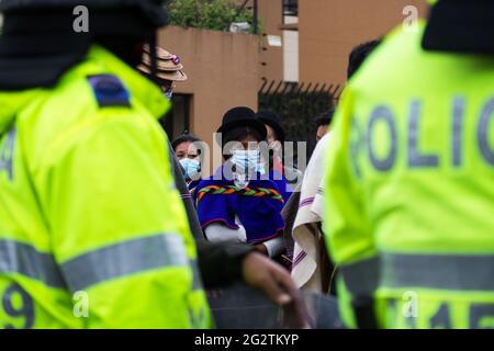 Die Misak-Ureinwohner übernehmen den Platz „Monumento a los Reyes Catolicos“. Auf diesem speziellen Platz befanden sich die Skulpturen von Chrisropher Columbus und Isabel la Catolica, wenige Tage bevor sie versuchten, diese Skulpturen abzutragen und von der kolumbianischen Nationalpolizei vergeltet wurden. Die Skulpuren wurden in der Nacht nach den Zusammenstößen vom Kultusministerium abgesetzt. Am 11. Juni 2021 in Bogota, Kolumbien. Stockfoto