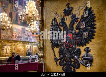 Moskau - 2. Juni 2021: Adler als Wappen des Russischen Reiches auf dem königlichen Thron in der Kathedrale von Dormition (Himmelfahrt) im Moskauer Kreml, Russland. Stockfoto