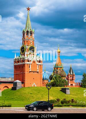 Moskauer Kreml im Sommer, Russland. Vertikale Panoramasicht auf den Spasskaya Tower und die St. Basil's Cathedral am Himmel. Der alte Kreml ist das Wahrzeichen von M Stockfoto
