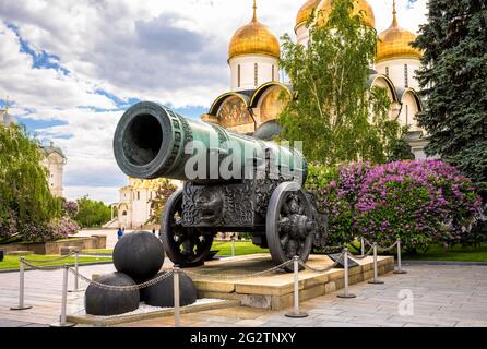 Zar Cannon oder Zar-Puschka (König der Kanonen) im Moskauer Kreml, Russland. Es ist ein berühmtes Wahrzeichen Moskaus. Großes historisches Denkmal mit Blick auf Old Cat Stockfoto