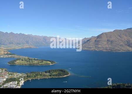 Blick auf den Wakatipu-See von der Skyline Queenstown, Neuseeland Stockfoto