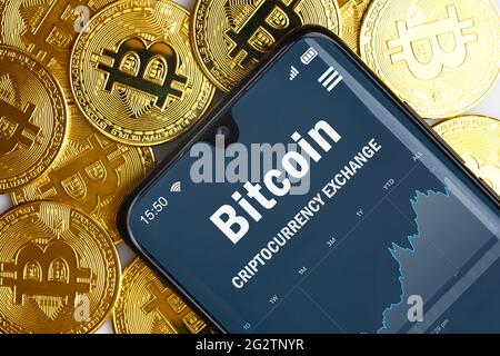 Bitcoin digitale Geldbörse in Smartphone und Gold-Bit-Münzen, Krypto-Währung Bitcoin Handel mit dem Handy. Konzept des virtuellen Geldes, Kryptowährung exc Stockfoto