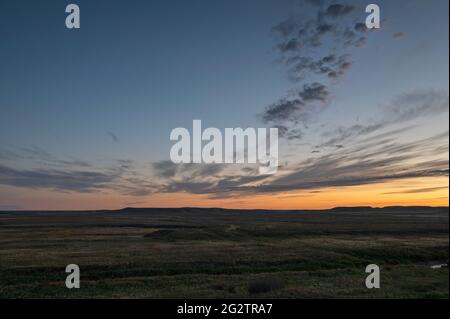 Sonnenaufgang am Himmel im Grasslands National Park, Saskatchewan, Kanada Stockfoto