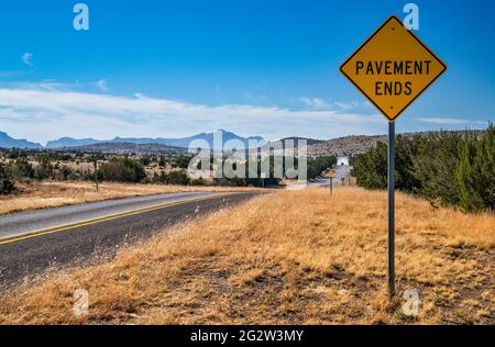 Pinto Canyon Road in den Pinto Canyon, Chinati Mountains, Fahrzeug in der Ferne, Big Bend Country, Texas, USA Stockfoto