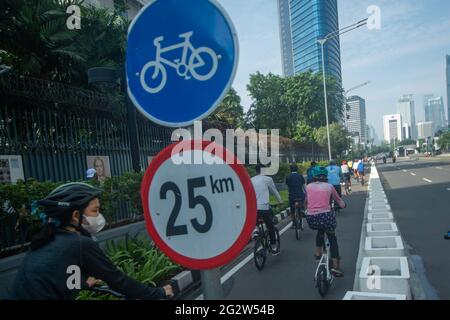 Jakarta. Mai 2021. Radfahrer fahren am 30. Mai 2021 auf der Sudirman-Straße in Jakarta, Indonesien, auf einer Fahrradspur. Die Regierung von Jakarta plant, weitere spezielle Fahrradwege in der ganzen Stadt hinzuzufügen, nachdem sie im Zuge der Pandemie über 60 km ausgewiesen hat. Es ist geplant, die Straßen der Stadt für alle sicher und zugänglich zu machen. Vor kurzem sagte Gouverneur Anies Baswedan, dass er geplant habe, 500 km Radwege zu schaffen, die seiner Meinung nach eine ideale Länge von Radwegen in der Stadt sind. Quelle: Veri Sanovri/Xinhua/Alamy Live News Stockfoto