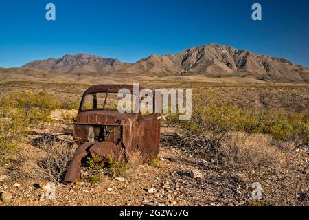 Altes Pick Up Wrack, Sierra Parda (Little Chinati Peak), Chinati Peak in dist, Chinati Mountains, Future State Park, Pinto Canyon Road, Texas, USA Stockfoto