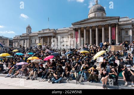 Demonstranten versammeln sich auf dem Trafalgar Square, während sie an der Demonstration teilnehmen.am 12. Juni 2019 gingen die Demonstranten in Hongkong auf die Straße und forderten die Rücknahme des chinesischen Auslieferungsgesetzes, wurden aber mit brutaler Polizei getroffen. Unter der Führung der Hongkonger Freiheit versammelten sich die Hongkonger Diaspora in London und marschierten zur Erinnerung an den Protest von 2019, um ihre Solidarität mit Freiheitskämpfern in Hongkong gegen die politische Unterdrückung durch die Kommunistische Partei Chinas auszudrücken. Der marsch begann am Marble Arch, ging durch den Oxford Circus und China Town und endete schließlich am Trafalgar Square. Stockfoto