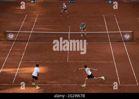 Paris, Frankreich. Juni 2021. Das am 12. Juni 2021 aufgenommene Foto zeigt das Doppelfinalspiel der Männer zwischen Pierre-Hugues Herbert/Nicolas Mahut aus Frankreich und Alexander Bublik/Andrey Golubev aus Kasachstan beim French Open-Tennisturnier in Roland Garros in Paris, Frankreich. Quelle: Aurelien Morissard/Xinhua/Alamy Live News Stockfoto