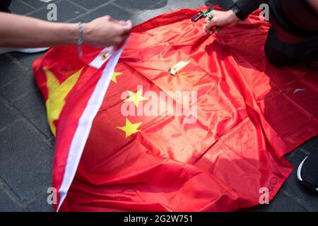 Während der Demonstration wurden Demonstranten gesehen, die die Flagge der Volksrepublik China (PRC) auf dem Boden verbreiteten.am 12. Juni 2019 gingen die Demonstranten in Hongkong auf die Straße und forderten die Rücknahme des chinesischen Auslieferungsgesetzes, wurden aber mit brutaler Polizei getroffen. Unter der Führung der Hongkonger Freiheit versammelten sich die Hongkonger Diaspora in London und marschierten zur Erinnerung an den Protest von 2019, um ihre Solidarität mit Freiheitskämpfern in Hongkong gegen die politische Unterdrückung durch die Kommunistische Partei Chinas auszudrücken. Der marsch begann am Marble Arch, ging durch den Oxford Circus und China Town und schließlich Stockfoto