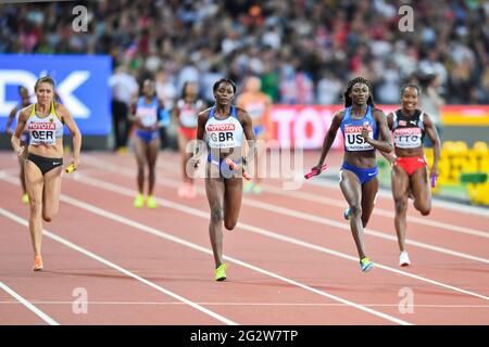 Tori Bowie (USA, Gold), Daryll Neita (GBR, Silber). 4 x 400 Relais, Endversion. IAAF World Championships - London 2017 Stockfoto