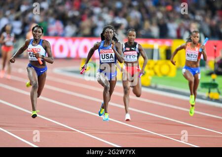 Tori Bowie (USA, Gold), Daryll Neita (GBR, Silber). 4 x 400 Relais, Endversion. IAAF World Championships - London 2017 Stockfoto