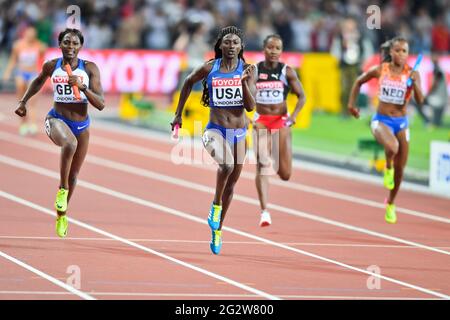 Tori Bowie (USA, Gold), Daryll Neita (GBR, Silber). 4 x 400 Relais, Endversion. IAAF World Championships - London 2017 Stockfoto