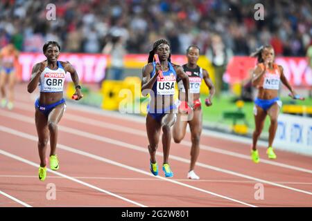 Tori Bowie (USA, Gold), Daryll Neita (GBR, Silber). 4 x 400 Relais, Endversion. IAAF World Championships - London 2017 Stockfoto