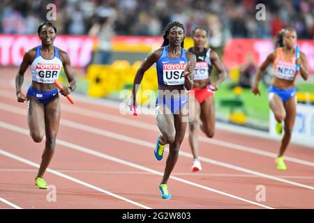 Tori Bowie (USA, Gold), Daryll Neita (GBR, Silber). 4 x 400 Relais, Endversion. IAAF World Championships - London 2017 Stockfoto