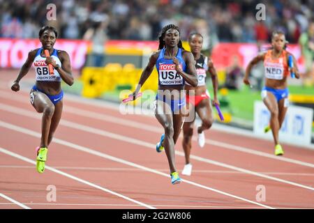 Tori Bowie (USA, Gold), Daryll Neita (GBR, Silber). 4 x 400 Relais, Endversion. IAAF World Championships - London 2017 Stockfoto