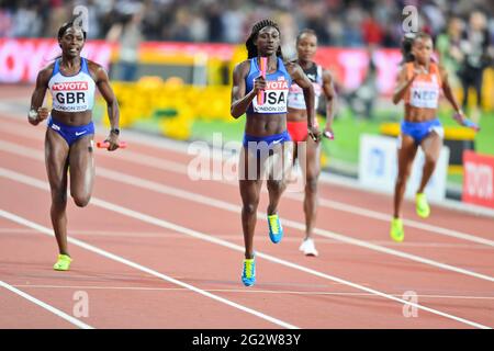 Tori Bowie (USA, Gold), Daryll Neita (GBR, Silber). 4 x 400 Relais, Endversion. IAAF World Championships - London 2017 Stockfoto