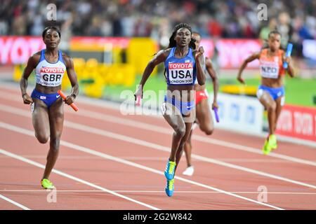 Tori Bowie (USA, Gold), Daryll Neita (GBR, Silber). 4 x 400 Relais, Endversion. IAAF World Championships - London 2017 Stockfoto