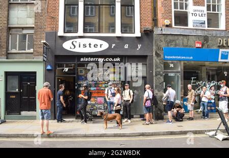 London, Großbritannien. Juni 2021. Vor Sister Ray in Soho, London, stehen Menschen für den Record Store Day in der Schlange. (Kredit: Vuk Valcic / Alamy Live News). Stockfoto