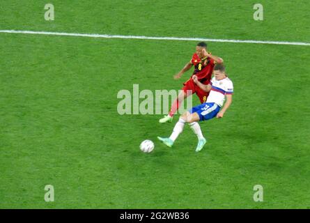 12. Juni 2021, St. Petersburg, Russland: (SPO) Belgien setzt beim UEFA-Headliner in St. Petersburg, Russland, Russland, Russland auf Russia 3-0. 12. Juni 2021, St. Petersburg, Russische Föderation: Underdog Belgium überwand den Heimatvorteil des gegnerischen russischen Teams, um einen 3-0-Sieg zu holen, und saugte damit die  'Party-Time'  Stimmung der loyalen russischen Fans, die das renovierte St. Petersburger Krestowsky-Stadion bis auf den Drang füllten. Das umstrittene Spiel trug zum Auftakt der UEFA-Meisterschaften 2021 bei, die aufgrund der CoVid-Pandemie um ein Jahr verschoben wurden. Bild: Julia Mineeva/TheNews2 (Bild: © Julia Mineeva/thenew Stockfoto