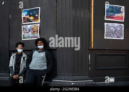 London, Großbritannien. Juni 2021. Bilder von den Protesten in Hongkong im Jahr 2019, die während einer Kundgebung am 12. Juni 2021 in London, Großbritannien, anlässlich des zweiten Jahrestages des Starts massiver prodemokratischer Proteste gesehen wurden, die Hongkong im Jahr 2019 rubelten.Quelle: May James/ZUMA Wire/Alamy Live News Stockfoto