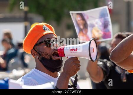 London, Großbritannien. Juni 2021. Während der Demonstration wendet sich ein Mann an die Demonstranten auf dem Trafalgar Square. Ein Protest in Solidarität mit den Protesten des Demokratietag in Nigeria und am selben Tag forderten die Demonstranten den Rücktritt von Präsident Muhammadu Buhari und die Überprüfung eines Regierungsverbots auf Twitter. (Foto von Dave Rushen/SOPA Images/Sipa USA) Quelle: SIPA USA/Alamy Live News Stockfoto