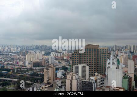 SAO PAULO, BRASILIEN - 11. JUNI 2021: Blick auf die Skyline von Sao Paulo an einem bewölkten Tag einschließlich der Innenstadt Paulista Avenue Gebäude berühmten und historischen Orten Stockfoto