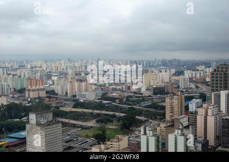 SAO PAULO, BRASILIEN - 11. JUNI 2021: Blick auf die Skyline von Sao Paulo an einem bewölkten Tag einschließlich der Innenstadt Paulista Avenue Gebäude berühmten und historischen Orten Stockfoto