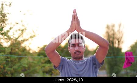 Morgenaufgang, Namaste Lotus Pose. Meditation und Entspannung. Indischer Mann, der am Weltyogatag Yoga macht. Stockfoto
