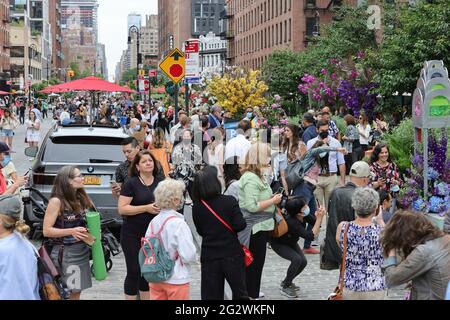 Meatpacking District, New York, USA, 12. Juni 2021 - Bürgermeister Bill de Blasio, Jeffrey Lefrancois, Moira Breslin, Gründer von LEAF and Guests bei der Eröffnung des ersten jährlichen L.E.A.F Festival of Flowers Today im Meatpacking District in New York City. Foto: Luiz Rampelotto/EuropaNewswire FOTOKREDIT ERFORDERLICH. Stockfoto