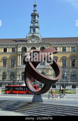 Stadtzentrum von Bilbao, Blick auf das Rathaus (Ayuntamiento) Gebäude und moderne Skulptur mit dem Titel Die Alternative eiförmig (Jorge Oteiza) Bilbao, Spanien. Stockfoto