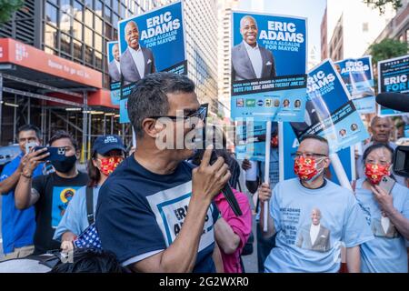 New York, USA. Juni 2021. Ydanis Rodriguez spricht vor der zweiten Fernsehdebatte zum Bürgermeisterrennen in New York City vor den CBS-Studios in New York City. Kredit: Ron Adar/SOPA Images/ZUMA Wire/Alamy Live Nachrichten Stockfoto